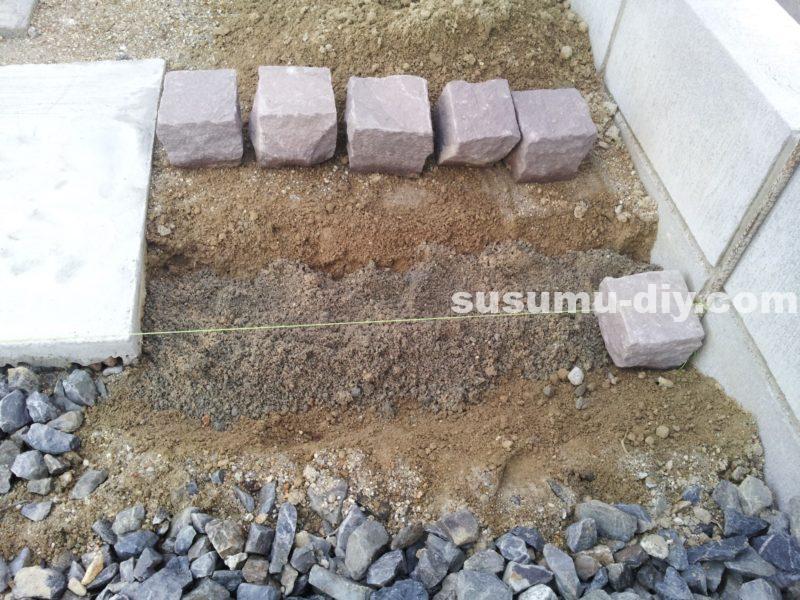 玄関アプローチ ３ ピンコロラインで砕石駐車場や庭との仕切りにアクセントをつけるｄｉｙ すすむ Susumu Diy
