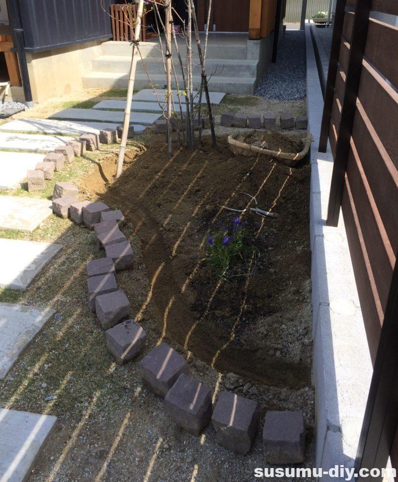 玄関アプローチ＃４】花壇の囲いをピンコロとハードウッドでＤＩＹ ～すすむ｜susumu-DIY