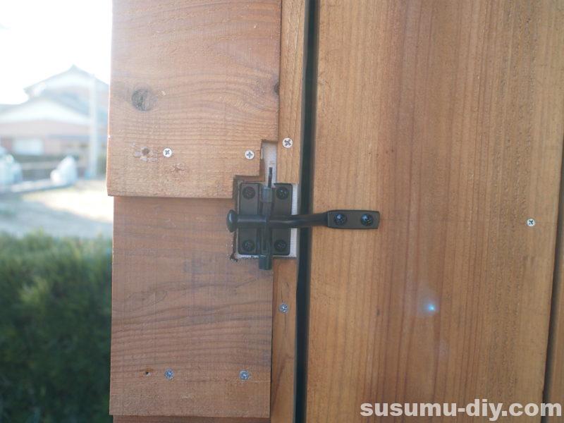 ウッドデッキ物置 １１ 扉のラッチ取り付け 外壁よろい張りがついに すすむdiy Susumu Diy