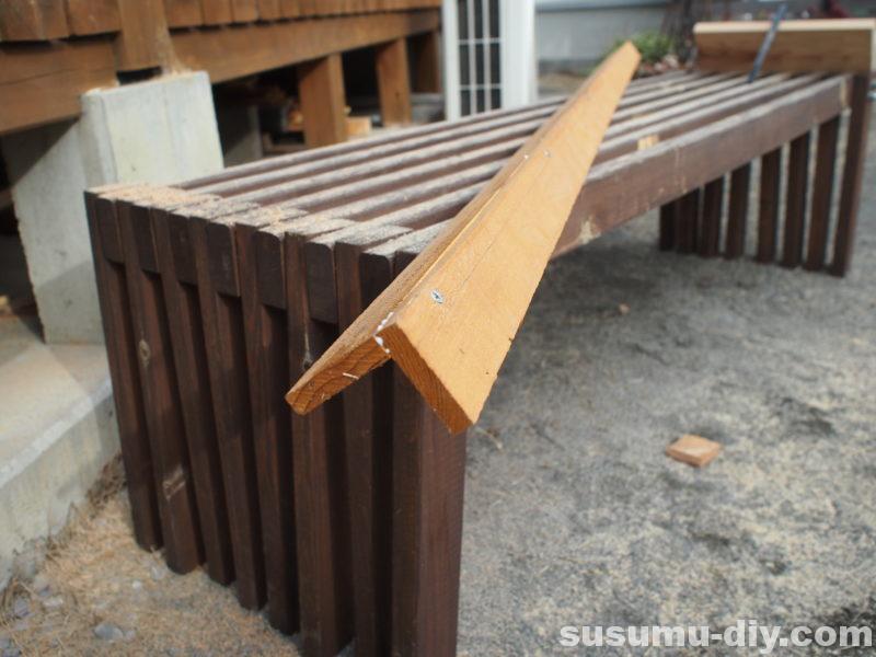 ウッドデッキ物置 １１ 扉のラッチ取り付け 外壁よろい張りがついに すすむdiy Susumu Diy