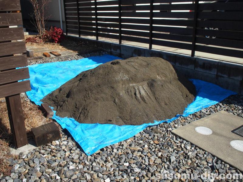 芝生再生への道 ３ 更新作業 目土入れ 川砂 山砂じゃないけど この砂で大丈夫かな すすむｄｉｙ Susumu Diy