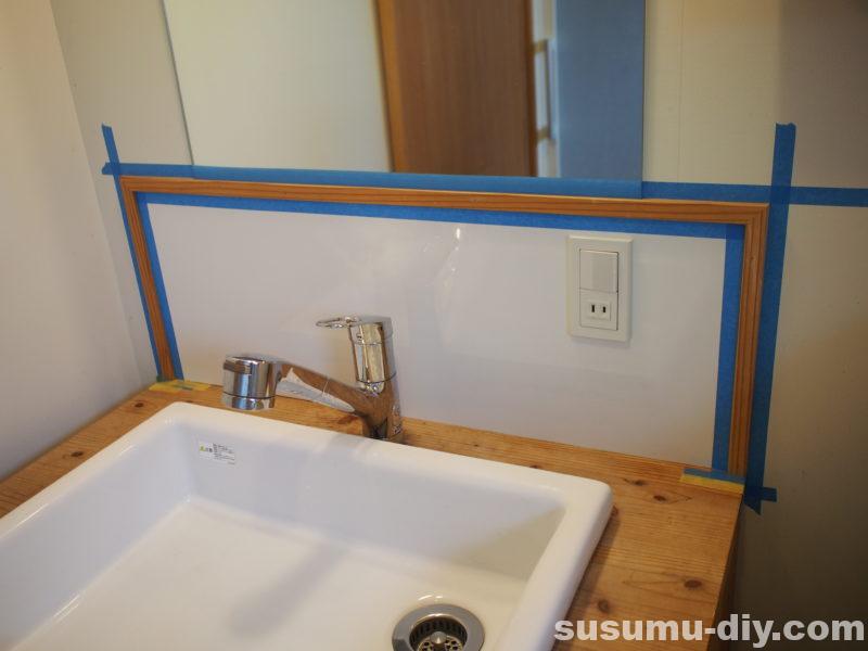 洗面台 １ 鏡に木枠を取り付け 材料費1 000円でおしゃれリメイクにチャレンジしてみたよ すすむｄｉｙ Susumu Diy