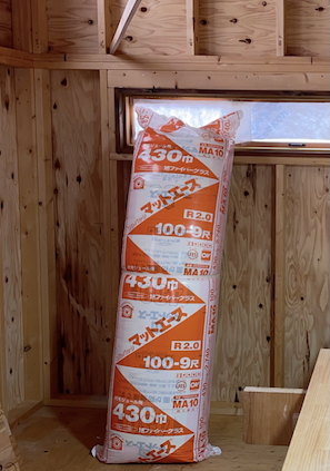 内装 グラスウール スタイロフォーム 断熱材 壁断熱 小屋外壁 外壁材 野地板 下見張 下見張り 鎧張り ツーバイ ツーバイフォー ２×４ 2×4 2×6 ２×６ ツーバイ工法 ツーバイフォー工法 工程 手順 順番 失敗 初心者 やり方 やりかた 施工 簡単 失敗 セルフビルド フェンス基礎 小屋を作る 自分で 物置 駐輪場 自転車置き場 小屋を建てる 小屋diy 小屋つくり 小屋作り 小屋作り方 作り方 小屋 小屋づくり タイニーハウス ガレージ ガレージライフ ガレージを建てる 基礎 木の家 家いじり エクステリア 雑木の庭 庭いじり 庭 庭づくり ガーデン ガーデニング ガーデンライフ 自然素材 自然素材住宅 diy DIY DIY男子 DIY女子 自作 手作り 日曜大工 木工 アウトドア 簡単 おしゃれ 材料 愛知県 岐阜県 三重県 すすむ susumu susumudiy tinyhouse tiny shed hed cabin diyboy diygirl self-build selfbuild